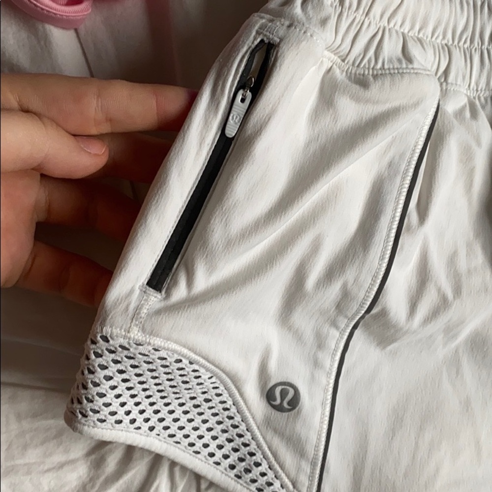 Lulu lemon hottyhot short size 4  NEVER WORN